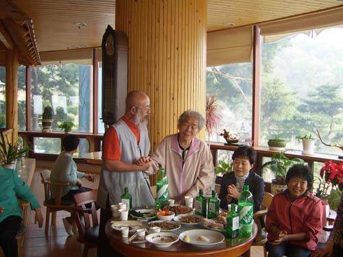 유무상통 마을 김방 상복 신부님과 손을 잡고 함께 노래하시는 어머니 